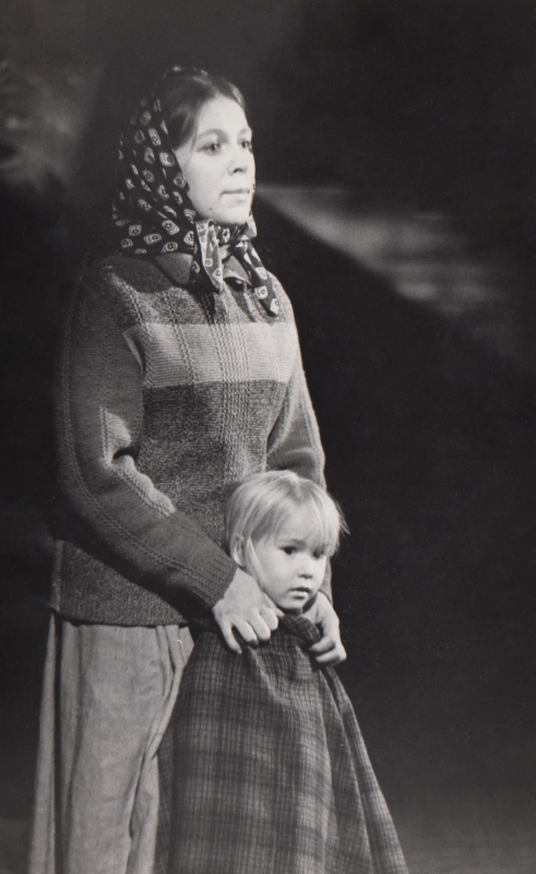 File:Kristjuhan, Madli (Eevi – Madli Kristjuhan, laps – Liina Olmaru. Tammsaare ja Olmaru „Kõrboja peremees”. Rakvere Teater, 1970, erakogu).jpg